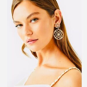 🌸Lilly statement, dangle earrings. NWT🌸